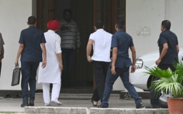 कर्नाटक के नए मुख्यमंत्री पर विचार-विमर्श के बीच खड़गे के आवास पहुंचे राहुल गांधी