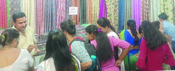 गर्मी के अनुकूल कपड़ों की स्वदेशी खादी महोत्सव में जबरदस्त डिमांड