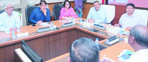 खदान संचालन और राज्य सरकार के साथ समन्वय पर मुख्य सचिव और रेलवे महाप्रबंधक से चर्चा 