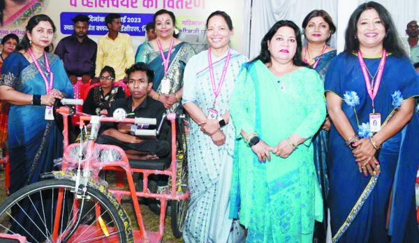 एसईसीएल श्रद्धा महिला मंडल द्वारा दिव्यांगो  को ट्राईसाइकल और व्हीलचेयर वितरण