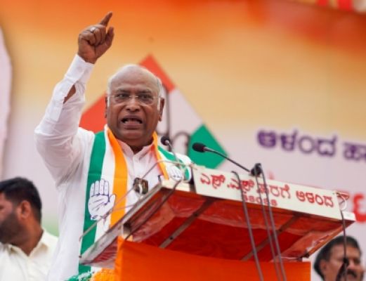 पीएम मोदी जब भी जापान जाते हैं, भारत में नोटबंदी होती है: खड़गे