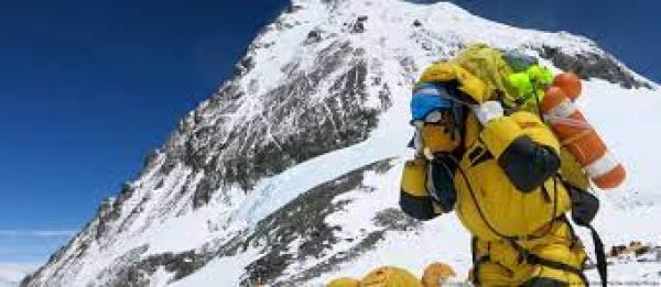 नेपाल: दोनों पैरों से अशक्त पूर्व नेपाली सैनिक ने माउंट एवरेस्ट फतह कर इतिहास रचा