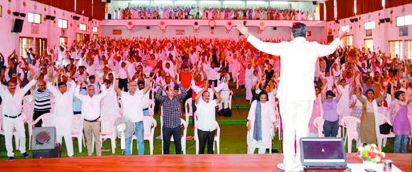 परिस्थितियों से विचलित न हों, चुनौती समझकर आगे बढ़ें-सिंह