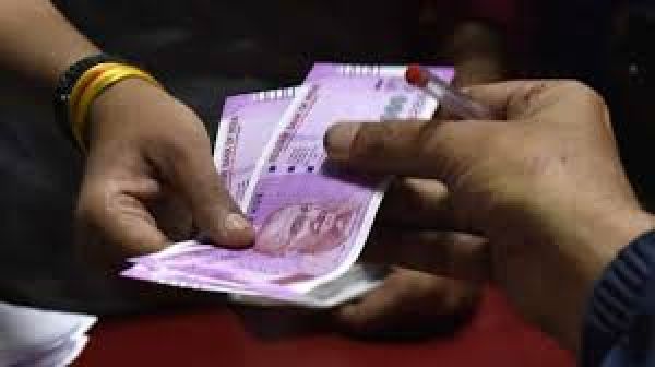 2,000 रुपये के नोट बदलने का पहला दिन: कुछ शाखाओं में छोटी कतारें