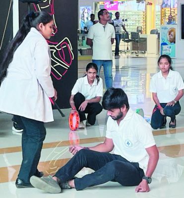 नुक्कड़ नाटक से मैक रोवर रेंजर  ने स्वास्थ्य बचाओ का दिया संदेश