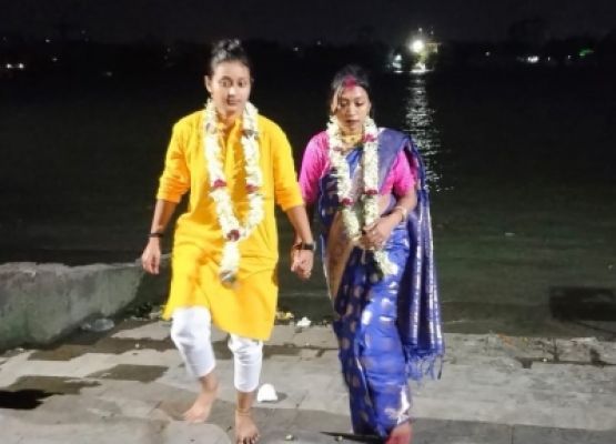 कोलकाता : दो लड़कियों ने एक मंदिर में पारंपरिक तरीके से रचाई शादी