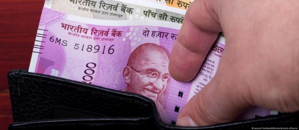 बाजार में 2000 रुपये के नोट को लेकर असमंजस