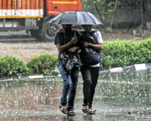 आंधी व बारिश ने दिल्ली को किया पंगु, फ्लाइट डायवर्जन व ट्रेन लेट