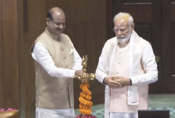 पीएम मोदी ने नए संसद भवन में लोकसभा अध्यक्ष के आसन के पास सेंगोल को किया स्थापित