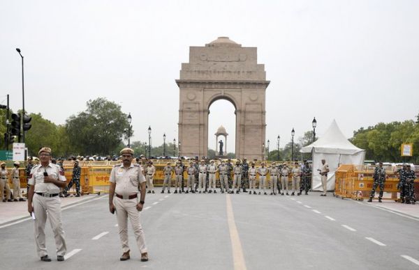 दिल्ली पुलिस ने जंतर मंतर पर हमारा मोर्चा उखाड़ना शुरू कर दिया है: साक्षी मलिक