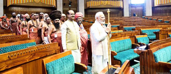 लोकतंत्र के मंदिर में राजदंड