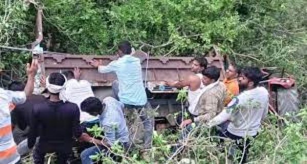 राजस्थान के झुंझुनू में ट्रैक्टर-ट्रॉली के खाई में गिरने से आठ लोगों की मौत