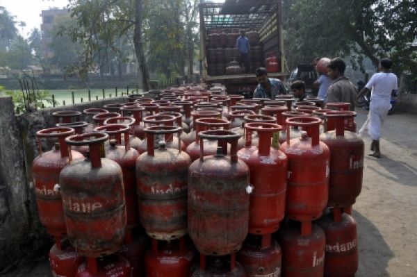 कमर्शियल एलपीजी सिलेंडर की कीमतों में कटौती, नई दर आज से लागू