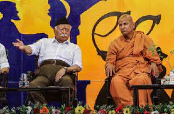 सीमा पर दुश्मनों को अपनी ताकत दिखाने के बजाय हम आपस में लड़ रहे हैं : भागवत