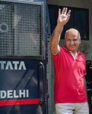 दिल्ली उच्च न्यायालय से अंतरिम राहत मिलने के बाद बीमार पत्नी से मिलने अपने आवास पहुंचे सिसोदिया