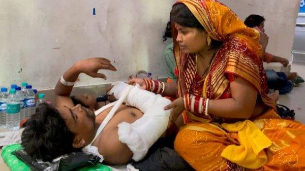 अपने नाम की गुहार का इंतज़ार करते लोग - आंखों देखी