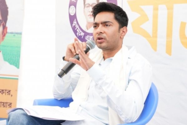 कभी ममता की करीबी, अब अभिषेक बनर्जी के किले में सेंध लगाने का प्रयास