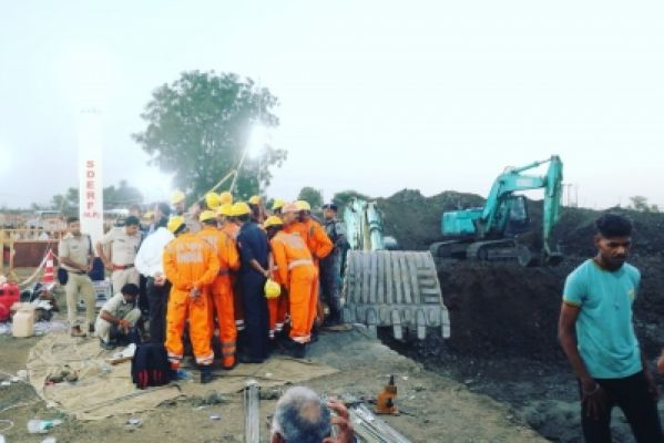 सीहोर में बोरवेल में गिरी बच्ची को बचाने की मुहिम जारी
