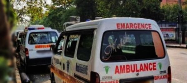 कर्नाटक में शव ले जा रही एंबुलेंस के खड़े ट्रक से टकराने से तीन की मौत