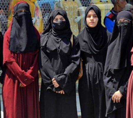 कश्मीर में 'अबाया' विवाद पर छात्रों के विरोध के बाद स्कूल के प्रिंसिपल ने मांगी माफी