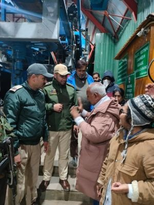 पुलिस ने अफरवाट में फंसे 250 पर्यटकों को बचाया