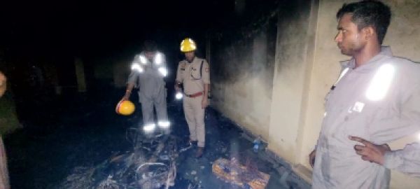 अपॉर्टमेंट के बेसमेंट में लगी आग, छत पर जाकर लोगों ने बचाई जान