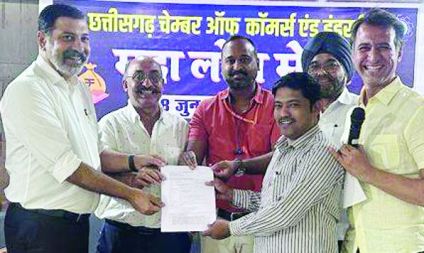 व्यपारियों एवं हितग्राहियों को प्रधानमंत्री मुद्रा लोन योजना का लाभ देने चेंबर द्वारा मेला आयोजित