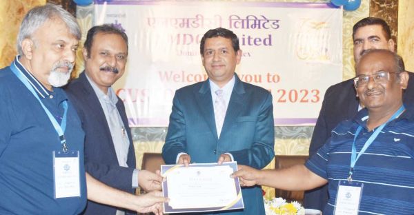 उत्पादन वृद्धि और ग्राहक अनुभव बेहतर बनाने दोणिमलै में एनएमडीसी द्वारा बैठक