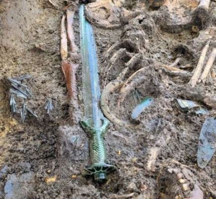 क़ब्र से मिली 3 हज़ार साल पुरानी तलवार में क्या है ख़ास