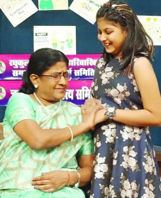 माहेश्वरी महिला समिति ने फादर्स-डे में किया वृद्धजनों का सम्मान