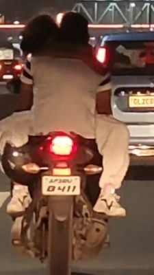 नेशनल हाईवे पर युवक-युवती की अश्लील स्टंटबाजी, पुलिस ने शुरू की जांच