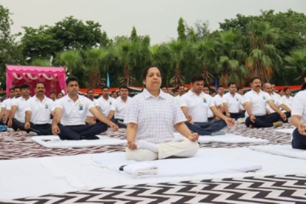 नोएडा में 1000 पुलिसकर्मियों के साथ पुलिस कमिश्नर लक्ष्मी सिंह ने किया योग
