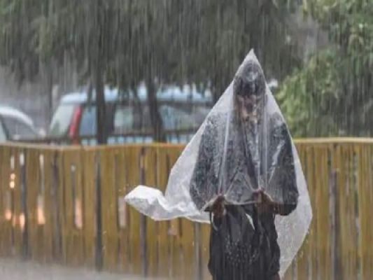 दिल्ली में तेज हवाओं के साथ हल्की से मध्यम बारिश की संभावना : आईएमडी