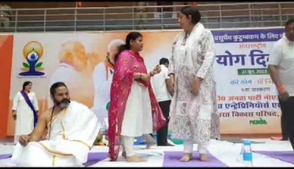 स्मृति ईरानी ने नोएडा स्टेडियम में किया योग, सांसद रहे मौजूद