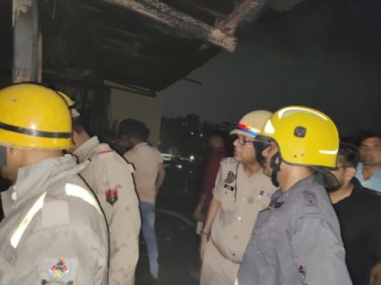 प्लास्टिक मोल्डिंग की फैक्ट्री में लगी भीषण आग, लाखों का माल जलकर राख