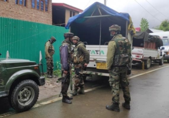 जम्मू-कश्मीर में आतंकियों के दो सहयोगी गिरफ्तार