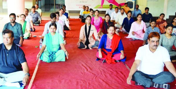 स्वास्थ्य एवं जीवन में महत्व समझाते आंजनेय विवि ने मनाया योग दिवस