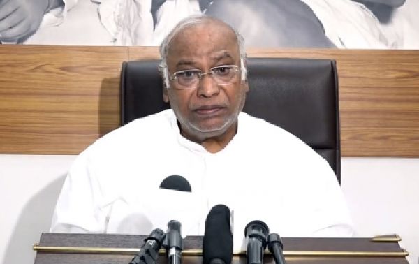 हम चाहते हैं कि बीजेपी को हराने के लिए विपक्ष एकजुट होकर लड़े : खड़गे