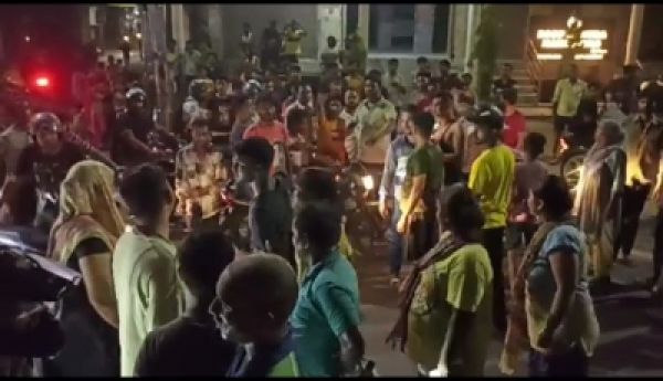 बिजली न आने से नाराज लोगों ने मेरठ रोड पर लगाया जाम