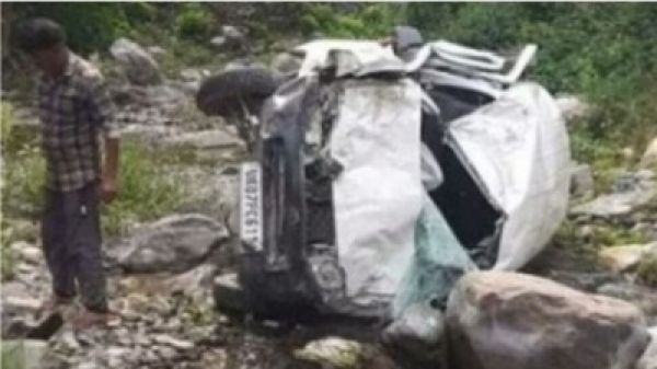 केदारनाथ जा रहे यात्रियों की वैन खाई में गिरी, 1 की मौत और 7 घायल