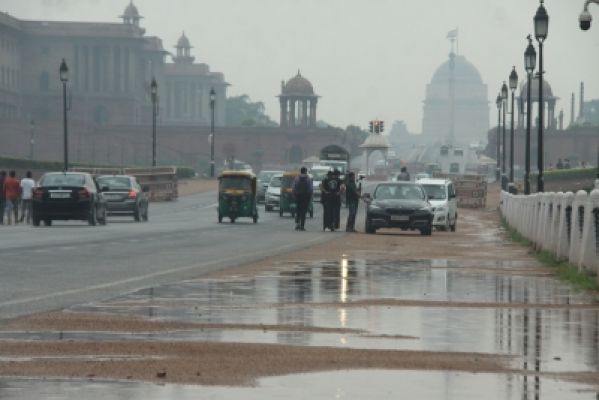 हल्की बारिश के बाद दिल्ली में न्यूनतम तापमान 24.5 डिग्री दर्ज 