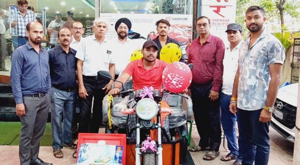 व्यवसाय वृद्धि हेतु चरामेति फाउंडेशन ने दिव्यांग पिंटूराम को दी इलेक्ट्रिक स्कूटर