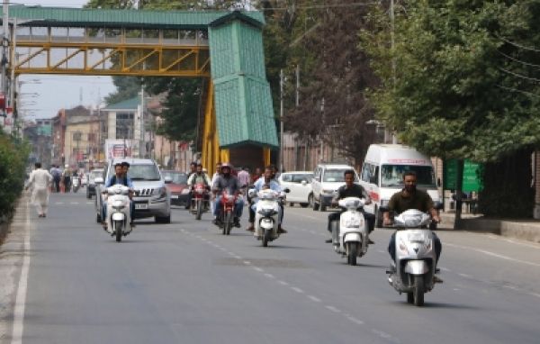 कश्मीर में ईद पर खरीदारी फीकी