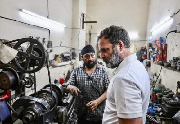 राहुल गांधी ने दिल्ली में बाइक मैकेनिकों से बातचीत की