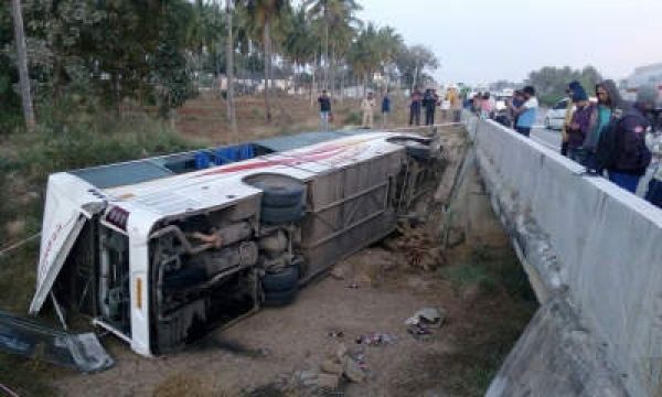 कर्नाटक में बस पलटी, दो की मौत