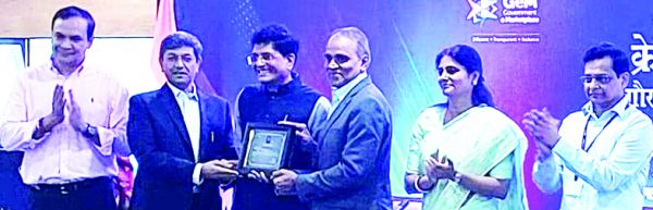 जेम खरीद के लिए वाणिज्य मंत्री गोयल से एनटीपीसी को प्लैटिनम पुरस्कार