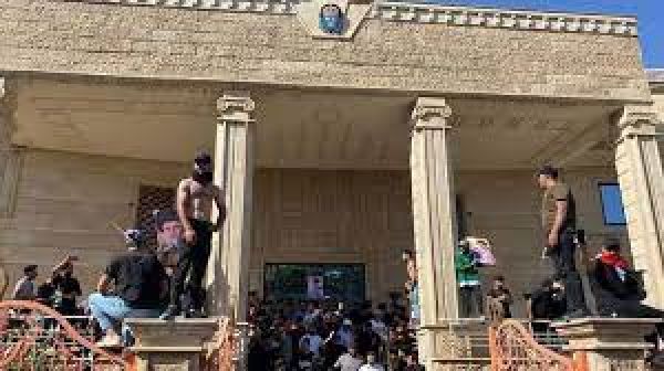 स्वीडन में क़ुरान जलाने के बाद इराक़ के स्वीडिश दूतावास में तोड़फोड़