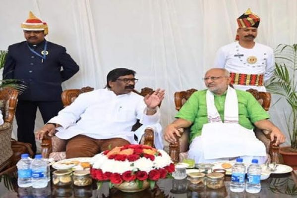 झारखंड गवर्नर की 'अति सक्रियता' पर झामुमो की चढ़ी त्योरियां, खुले टकराव के मोर्चे