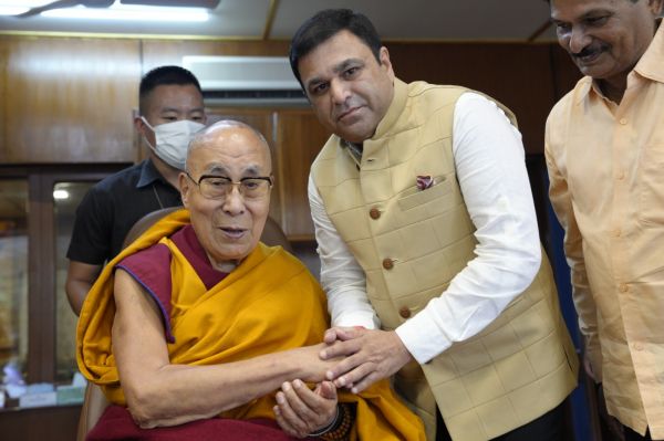 मुख्यमंत्री का निमंत्रण पत्र देख भाव विभौर हुए दलाईलामा-जग्गी