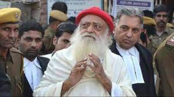 आसाराम की पत्नी और बेटी समेत पांच महिलाओं को बलात्कार मामले में अदालत का नोटिस